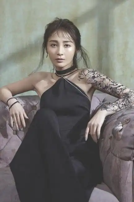 姚笛纹身"大花臂"!黑色大丽花遍布胳膊配白裙,竟出奇的美艳!