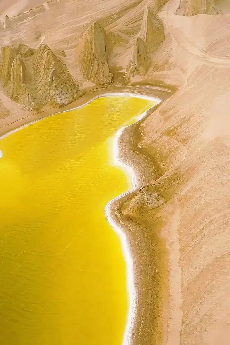 这里是地理课本里的大西北俄博梁硫磺湖.
