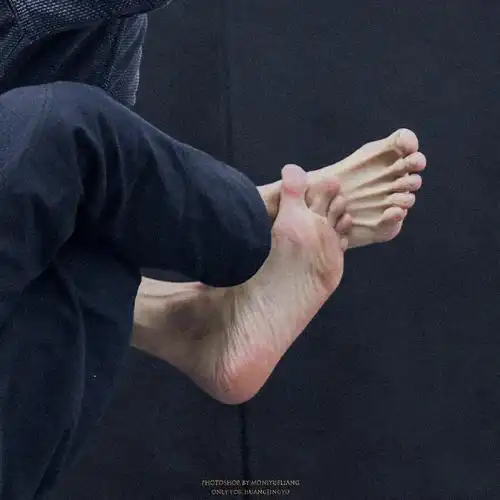 黄景瑜超话#黄景瑜平三戈#这是一个从头发丝性感到脚指头的男人