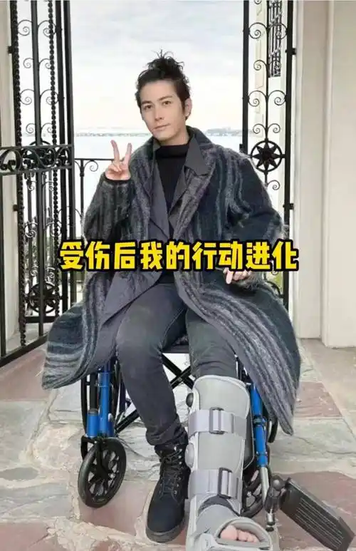 陈学冬车祸后瘸脚,靠屁股走路,连喝水都要狗帮忙!_明星_床上_小车