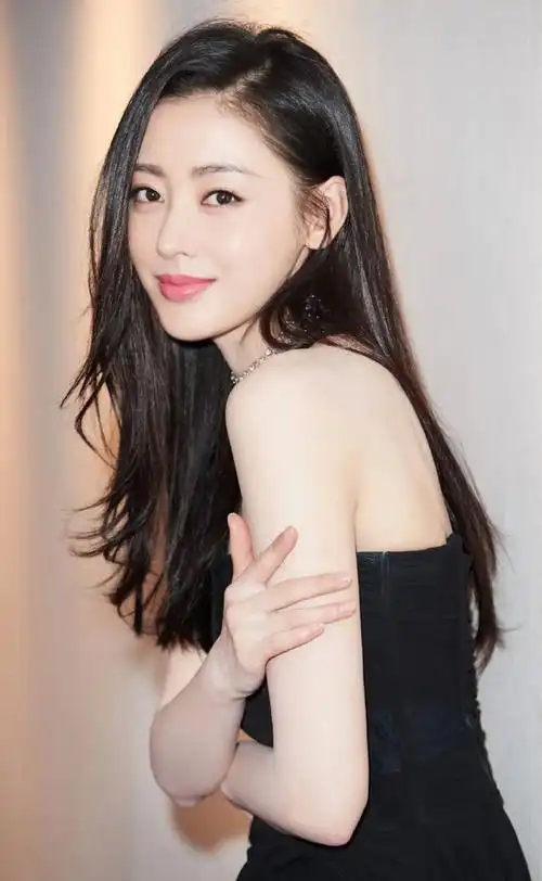 张天爱#黑色纱裙搭配牛仔裤现身电影鲛珠传 发布会,这一次黑羽大鹊哪