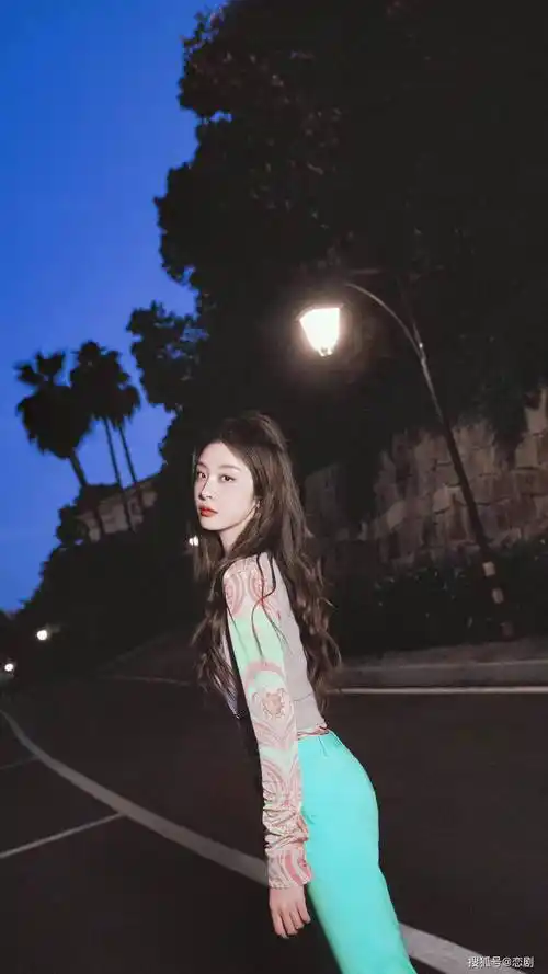 赵小棠日暮花火写真释出一身清爽糖果色穿搭