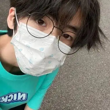 超帅戴眼镜很有品味的质感男头-男生头像-糖果壁纸