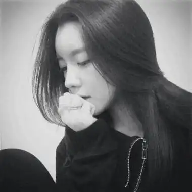 黑白00后女生头像高冷侧面人生苦短何必念念不忘