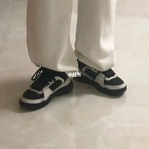 白裤子和黑鞋子好配