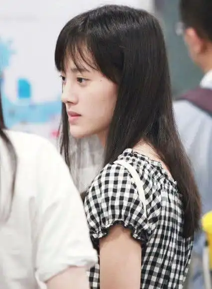 鞠婧祎出道前旧照曝光尖嘴猴腮简直要命网友我瞎了