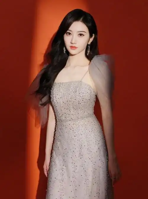 景甜活动照释出,星光薄纱裙绽放耀眼光芒,举手投足散发优雅魅力