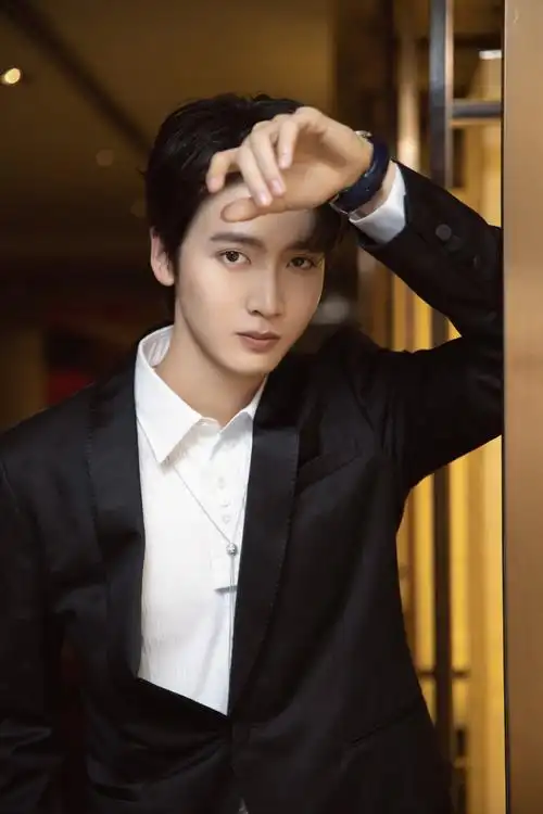 陈宥维黑色西装帅气写真图片26