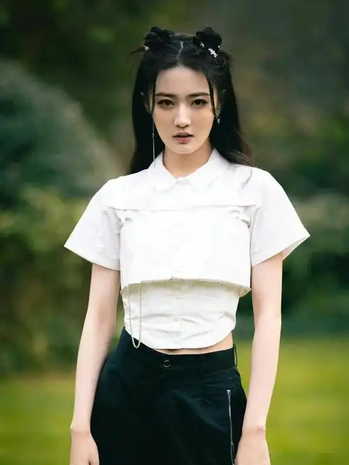 徐璐简直是辣妹的穿搭教科书身材姣好热辣吸睛心动ing