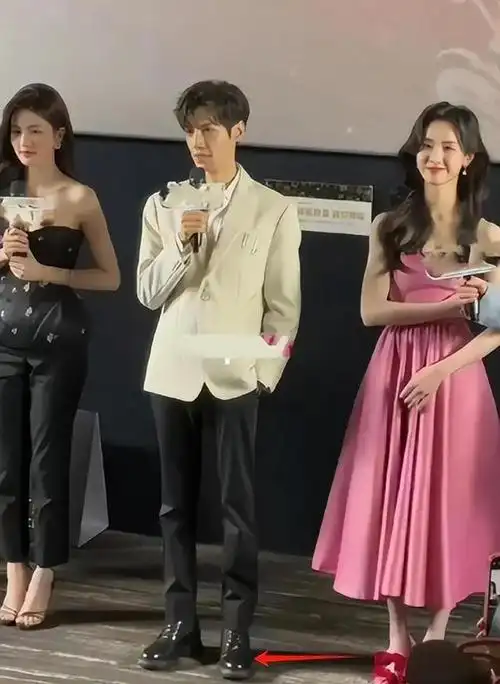 他与陈都灵的合影进一步揭示了他的真实身高.