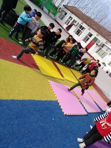 光脚丫的游戏,天气有点凉我们穿着袜子进行吧