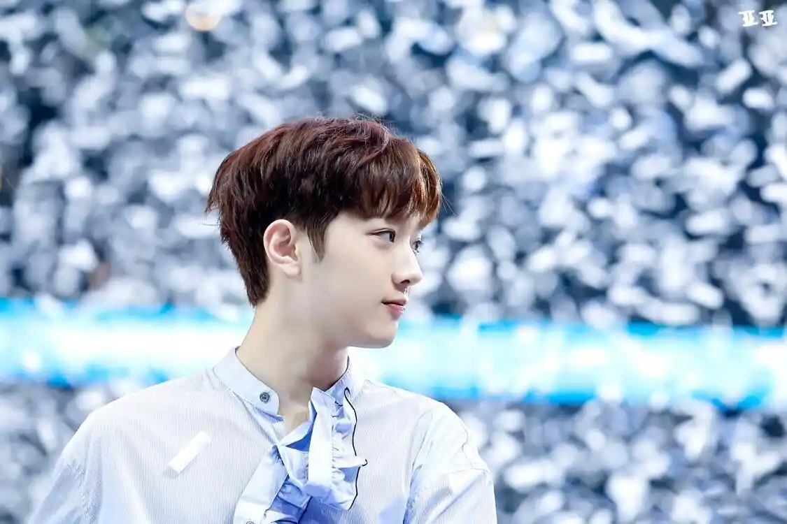 粉丝整理歌手赖冠霖舞台照 接受彩带献礼的闪光男孩