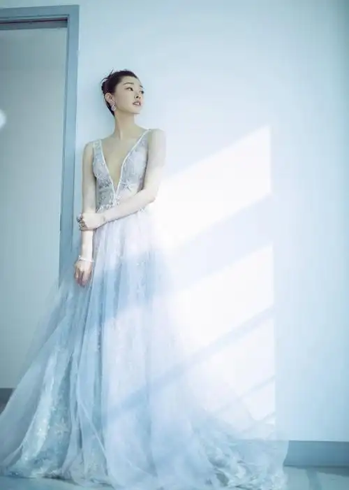 宋轶蓝色纱裙亮相白玉兰上海活动 深v星星裙性感甜美天鹅颈尽显