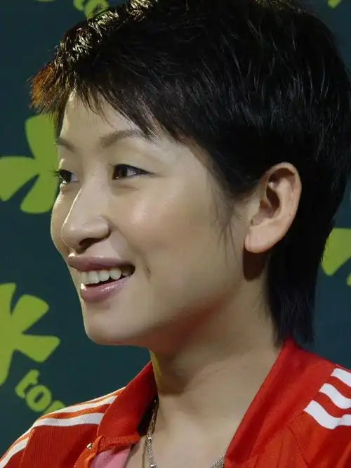 身为中戏大名鼎鼎96班的学生,年轻时的秦海璐可谓是格格不入.