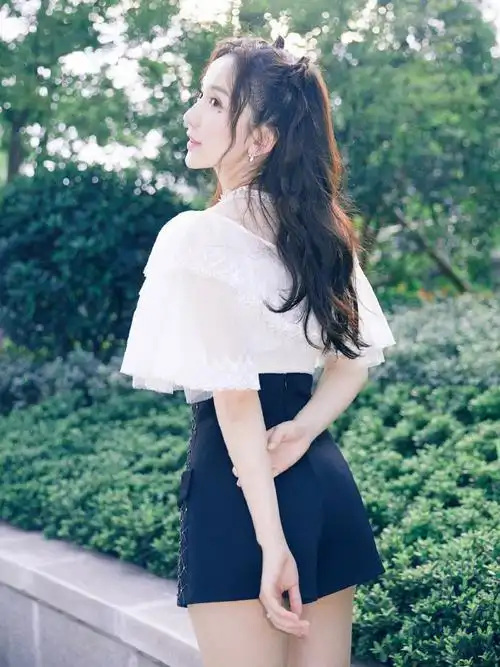 她在社交平台发布的照片特别的有氛围感,网友感叹35岁的姐姐气质更加