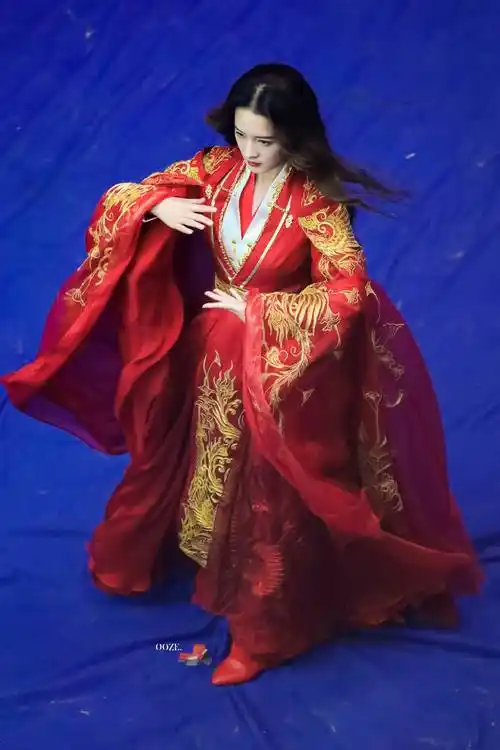 气质美人李沁古装剧最新路透红衣披发艳若桃李