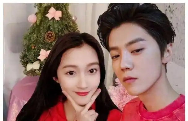 而且听说鹿晗跟关晓彤的这段感情,还是还是张艺兴