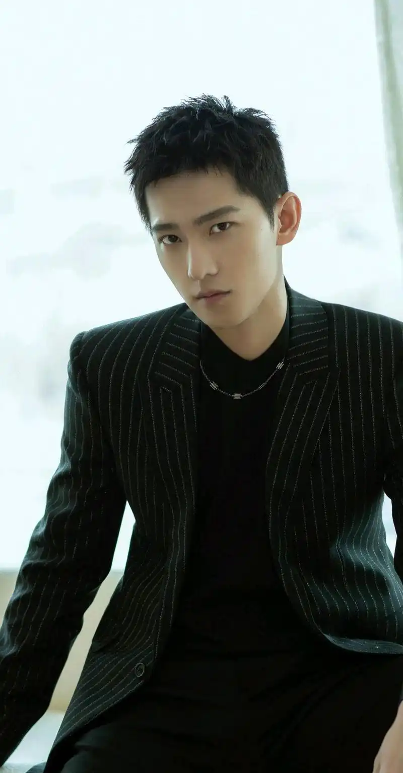 杨洋帅气图片,五官精致的英俊少年