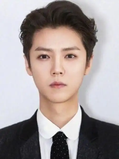 当男星遇上证件照,张艺兴俊美,易烊千玺真实,鹿晗大气,看见他:不敢认!