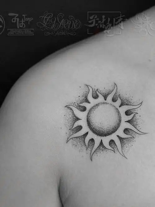 太阳点刺 前肩膀 _纹身图案手稿图片_长沙08子沐的纹身作品集