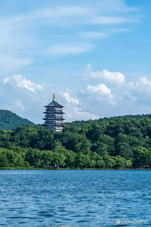 水晶天的杭州西湖真美 杭州西湖以其如诗如画的美景,被誉为"水晶天"下