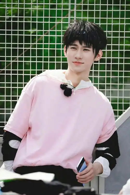 张真源笑得好开心#小张的造型真的好有少年感,脸上的笑容就像阳光一