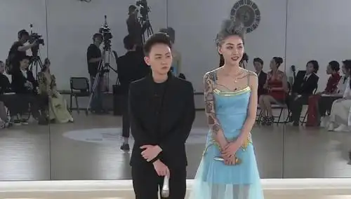 张晓钰携王金金演绎港曲经典 神情投入以假乱真好评如潮-综艺-高清