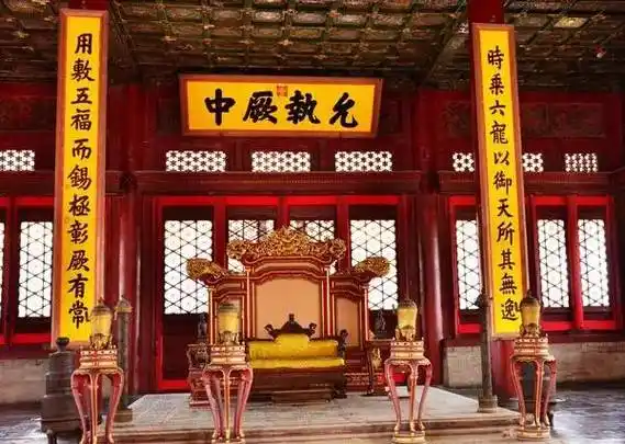 中和殿"允执厥中"匾,为乾隆御笔过了太和殿,就是中和殿了.