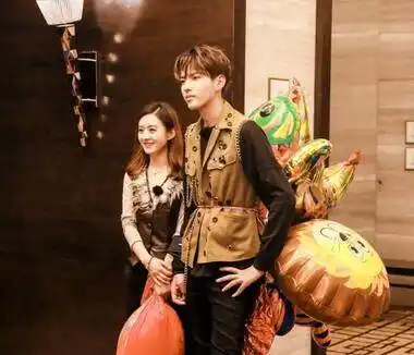 吴亦凡和赵丽颖亲密合影,两姐弟秀出了恋人感!