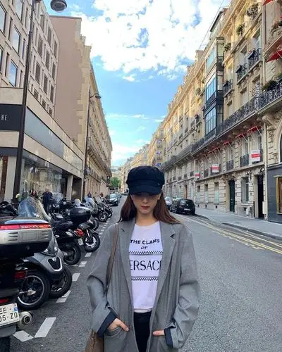 这样的穿搭令jisoo看起来有点成熟和知性的感觉,绝对是典型的欧洲街拍