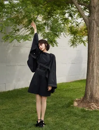 陈数变身"黑天鹅",穿斗篷式连衣裙配立体花朵高跟鞋,清冷高贵