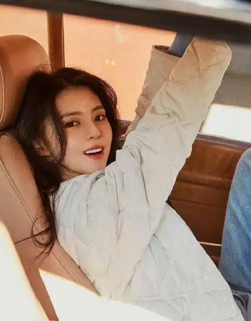 车银优韩素希合作靓丽写真!俊男美女魅力不可小觑_长发_美得_蓝色