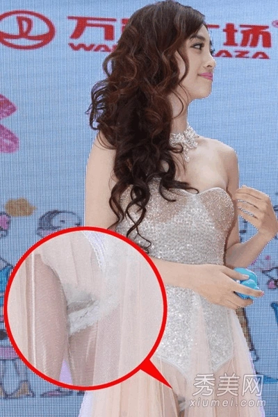 女星抢镜招数多 短裙露底肩带故意滑落