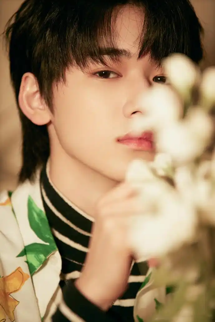 消息宋亚轩出席dior2021成衣大秀矜贵小少爷穿上花衬衫初入名利场