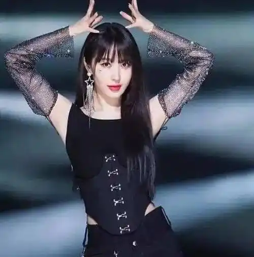 直到2021年,李菲儿参加综艺《乘风破浪的姐姐2》,与担当主持人的