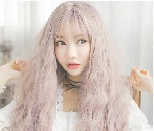 齐刘海的女生玉米须烫发型,这样的玉米须烫长发上半部份保持了直发的