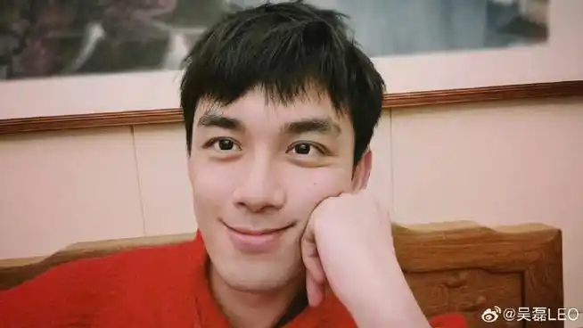 吴磊晒红毛衣自拍#磊磊红毛衣自拍 对我眼睛很好