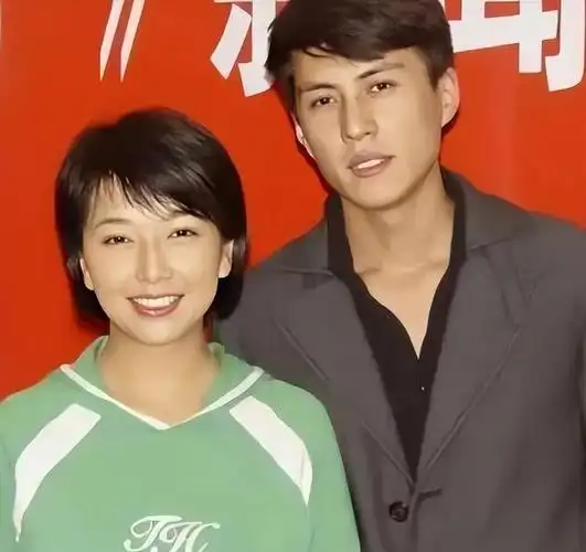 江珊再婚9年的老公53岁穿正装散发男人味比高曙光还帅