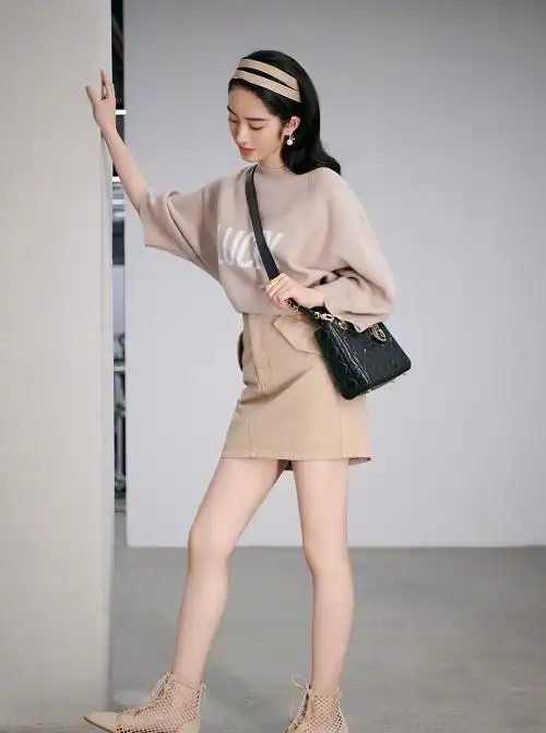 杨采钰奶茶色搭配温柔大方,迷你裙大秀美腿,气质满分!