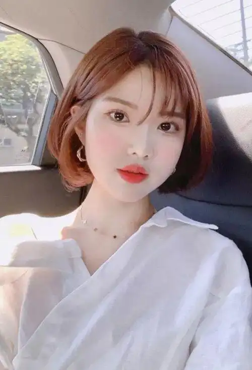 玩发型 梳头发 女生发尾有几种剪法图片 亮眼有气场的层次剪发 中短的