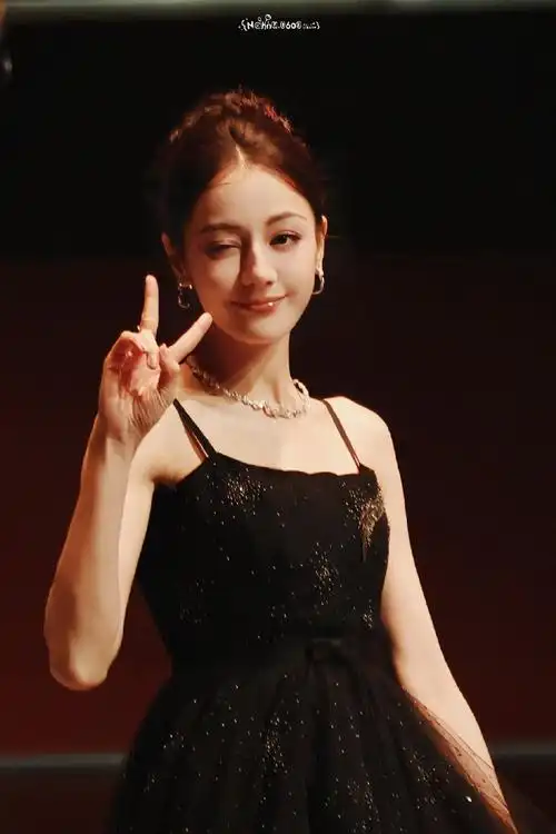 热巴 不值得一提的事##迪丽热巴旗袍