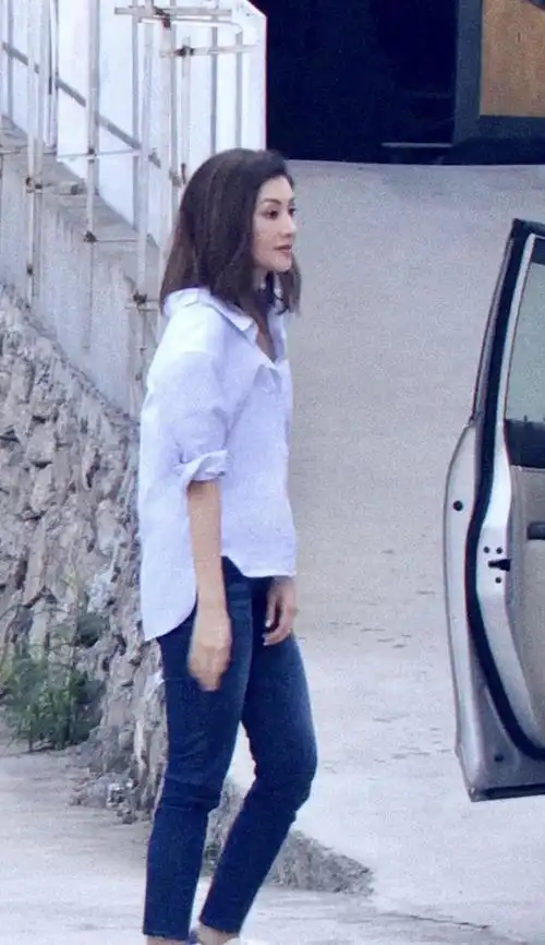 49岁阔太李嘉欣现身疑似复出穿白衣牛仔裤像大学生侧颜惊为天人