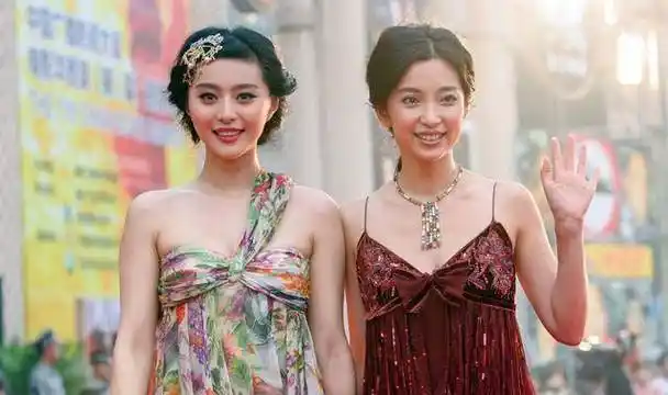 成龙当年和"双冰"喝酒照被扒,在无美颜的年代,差距一目了然_李冰冰