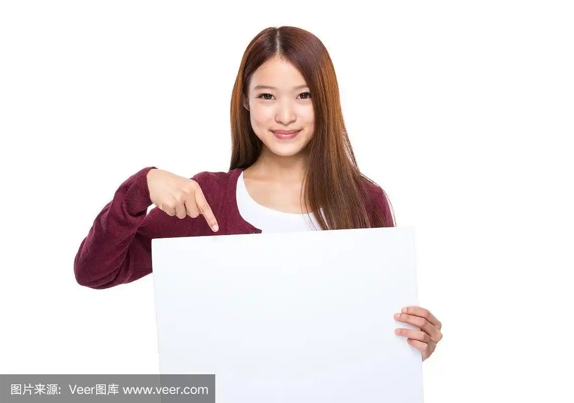举着空白牌子的女人