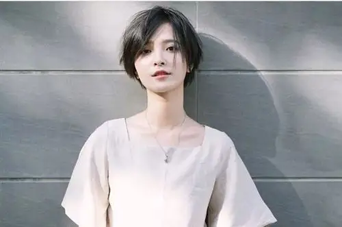 30岁短碎发自然发型女有层次的短发不失女人味