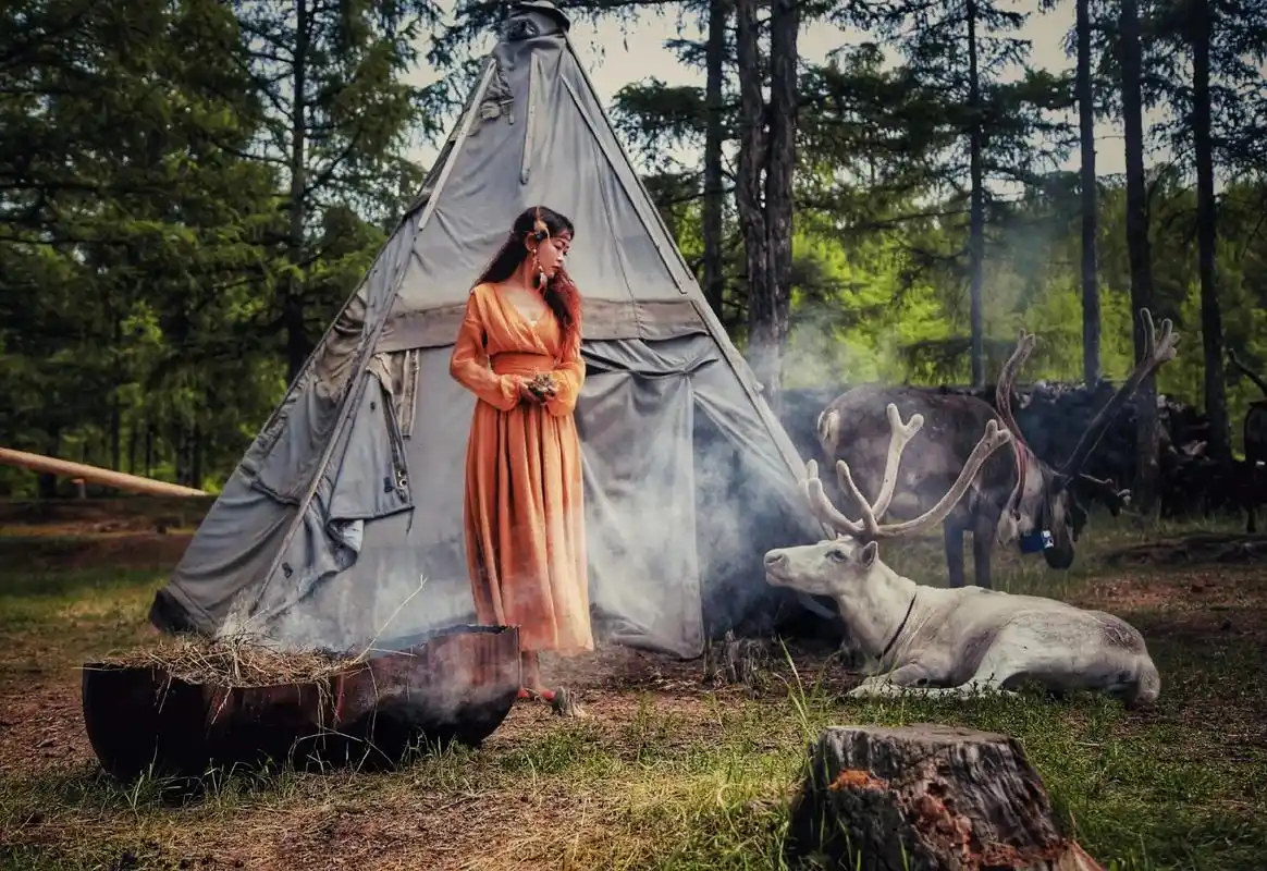 我和驯鹿的自拍照片,像不像童话?突然想起来,我在呼伦贝尔和驯 - 抖音