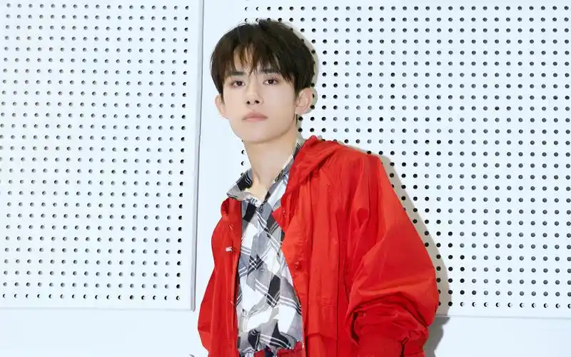 易烊千玺红色风衣帅气图片壁纸_易烊千玺电脑壁纸_三千图片网