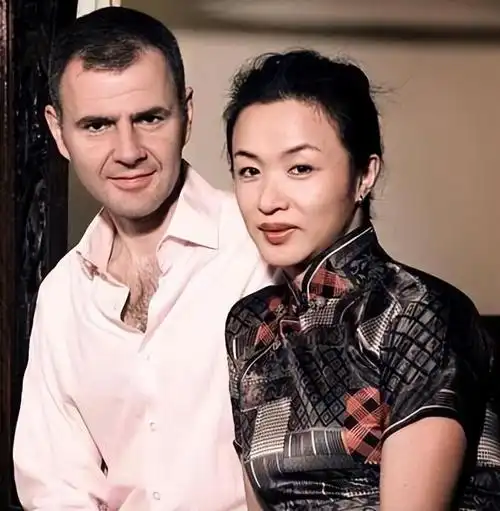 回顾金星和妻子结婚10年离婚已是女儿身再婚后被丈夫宠成宝