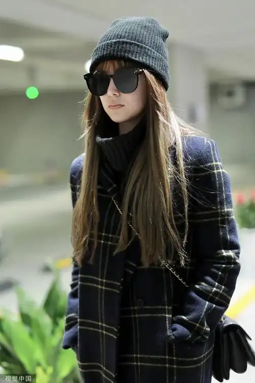 近日,上海,昆凌现身机场.