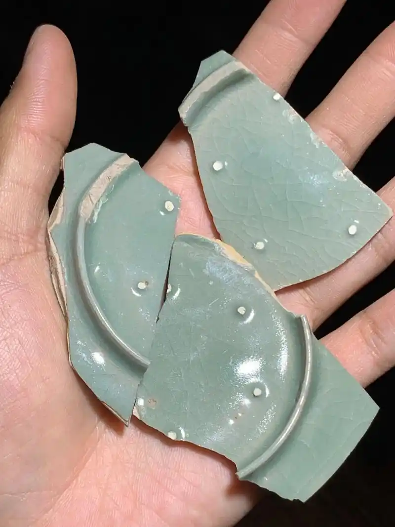北宋汝窑张公巷支钉片,瓷片残器 张公巷都是典型的圆形支钉,满釉支烧